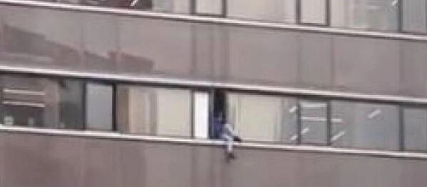Κύπρος: Άντρας απειλούσε να κάνει πέσει στο κενό από παράθυρο (βίντεο)